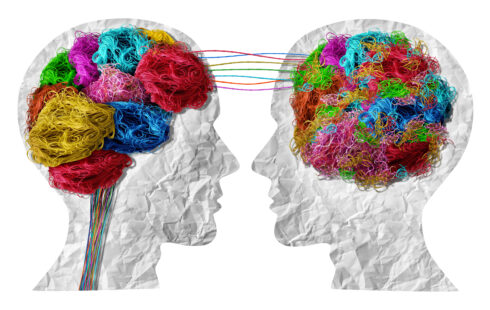 „Illustration zweier einander zugewandter Köpfe, deren Gehirne aus farbigen Fäden bestehen, die miteinander verbunden sind und den Austausch von Gedanken sowie emotionalen Prozessen symbolisieren. Das Bild steht sinnbildlich für Kommunikation, mentale Gesundheit und therapeutische Arbeit – und wird häufig im Kontext von Psychotherapie München, Psychotherapeut München und Psychotherapie in der Nähe verwendet.“